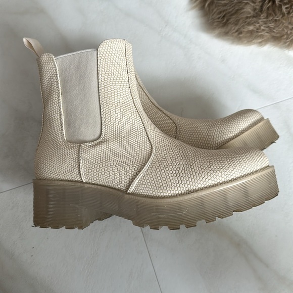 Women’s Cream ankle boots - Picture 2 of 3